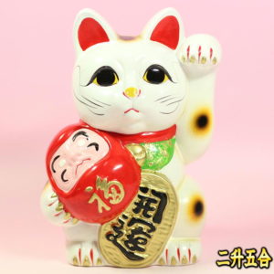 花以外の開店祝いの贈り物：ダルマ持ち招き猫