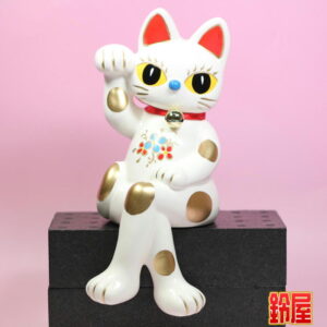 ラッキーキャットこと招き猫の置物1