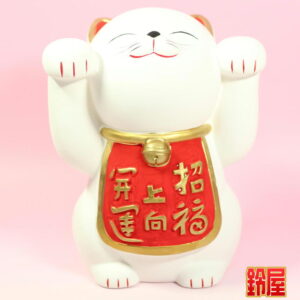 両手上げてる招き猫の置物1