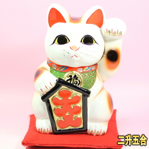 陶器製の招き猫：大入り招き猫