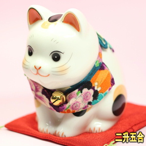 陶器製の招き猫：おじぎ招き猫