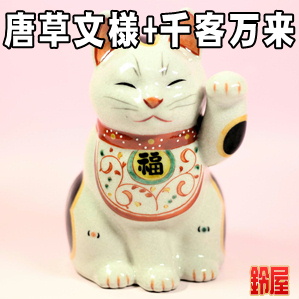 商売繁盛の招き猫の置物など左手を上げた開店祝いの品を販売