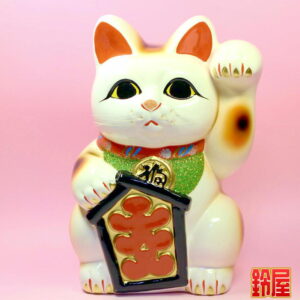 古伊万里　招き猫　商売繁盛　幸福　置物 　y310 商売繁盛の招き猫の置物など手を上げた開店祝いの品を販売