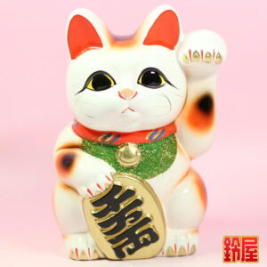 招き猫の左手の意味：白色の左手上げ招き猫1
