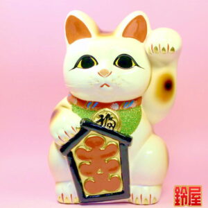 白色の常滑焼の招き猫1