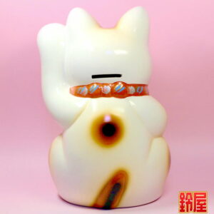 白色の常滑焼の招き猫2